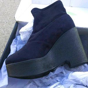 Beston women Navy suede ankle bootie.  Size 7 1/2.